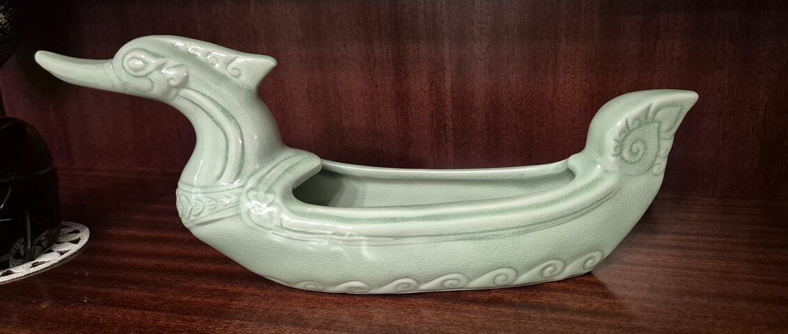 Vase coupe céladon vert pâle – barque oiseau (style barge royale thaïe) – Thaïlande