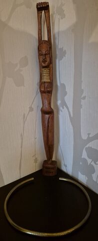 Gratte-dos en bois sculpté – femme girafe Padaung Karen – Thaïlande