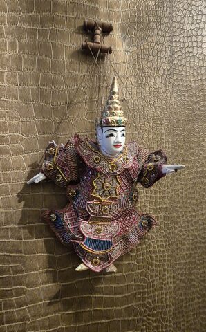 Marionnette thaïlandaise traditionnelle – costume brodé rose et or