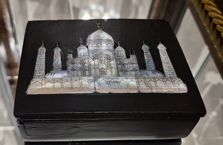Boîte artisanale Inde – bois noir incrusté nacre Taj Mahal – artisanat Agra