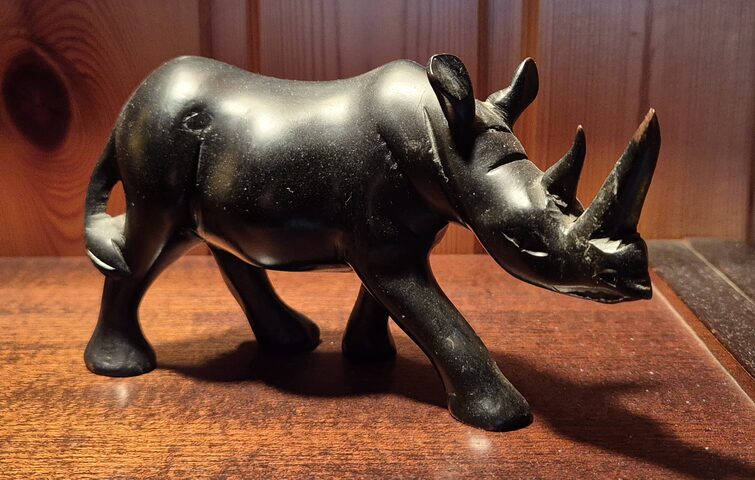 Sculpture rhinocéros bois noirci – artisanat africain