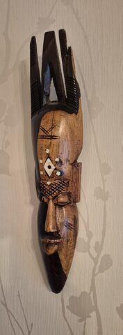 Peigne africain sculpté – masque intégré – incrustations – artisanat
