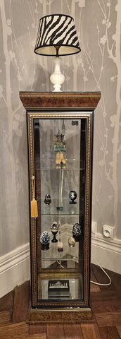 Vitrine colonne présentatrice – bois veiné moulures dorées – étagères verre