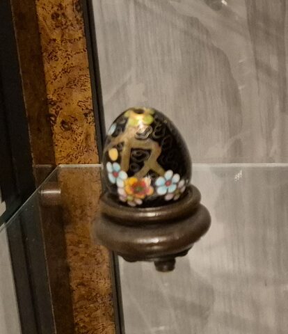 Œuf émail cloisonné noir – motifs floraux colorés – sur socle bois