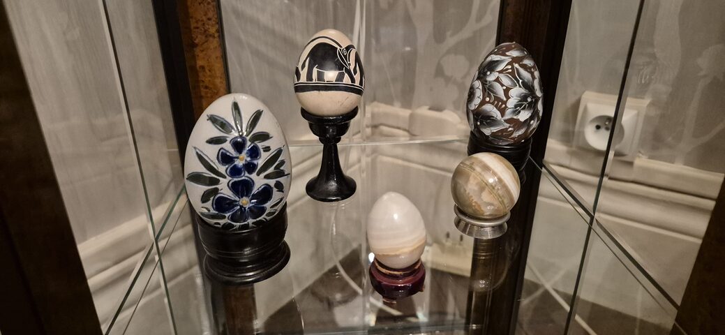 Lot 4 œufs décoratifs + sphère œil de tigre – sur socles – céramique et pierre