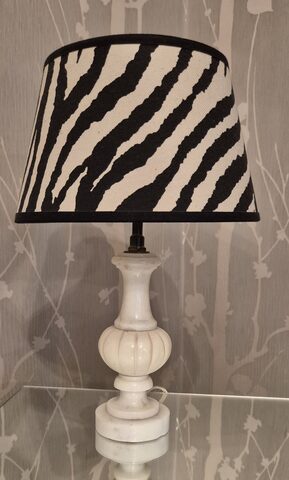 Lampe pied bois blanc tourné sculpté – abat-jour rayures zèbre noir/blanc