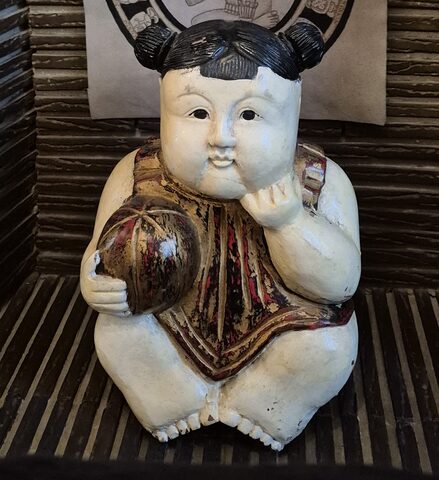 Figurine bois peint – personnage asiatique – blanc, noir et rouge