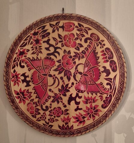 Plaque décorative ronde bois pyrogravée – papillons et fleurs – style asiatique