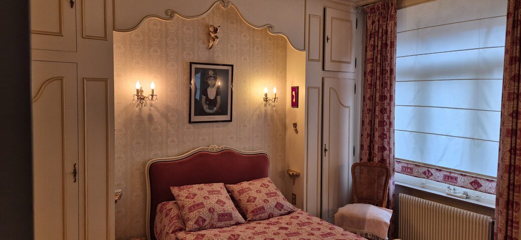 Vide-chambre style Louis XV – lit corbeille, miroirs dorés & déco – prix selon articles