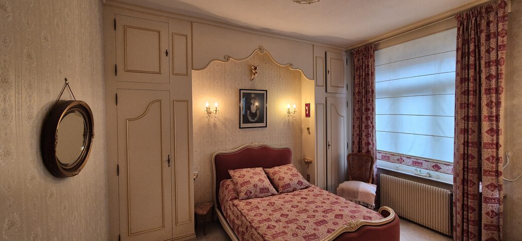 Vide-chambre style Louis XV – lit corbeille, miroirs dorés & déco – prix selon articles