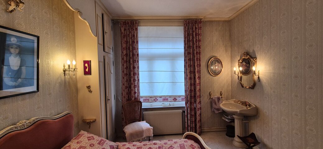 Vide-chambre style Louis XV – lit corbeille, miroirs dorés & déco – prix selon articles