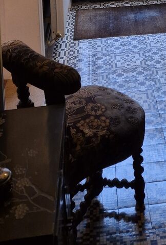 Chaise fumeuse ancienne – assise tapissée motif floral – bois tourné