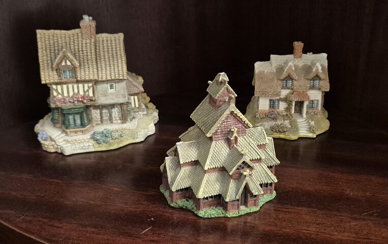 Lot 3 maisons miniatures – 2 cottages Lilliput Lane + 1 église norvégienne (stavkirke)