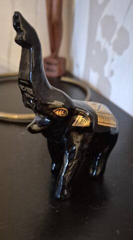 Figurine éléphant noir laqué motifs dorés – style asiatique