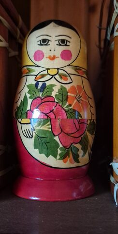 Matriochka poupée russe en bois peint – fleurs roses et rouges