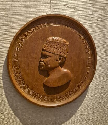 Plaque ronde bois sculpté – tête d'homme de profil – artisanat Madagascar