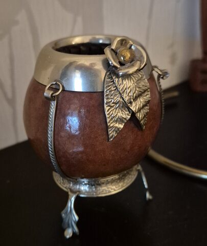 Mate argentin – calebasse avec ornements métal argenté – artisanat Argentine