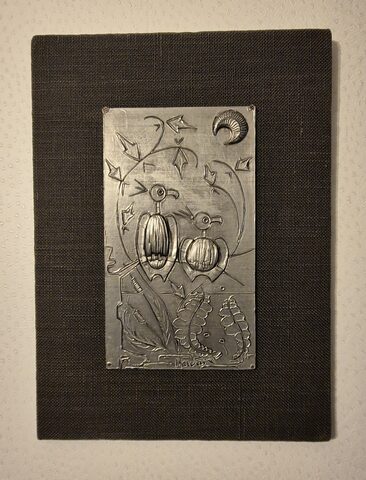 Tableau étain repoussé – motifs oiseaux et végétal – sur fond tissu noir