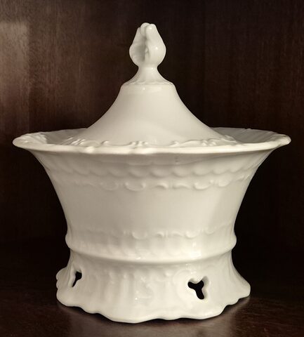Confiturier en porcelaine blanche – couvercle floral – style ancien