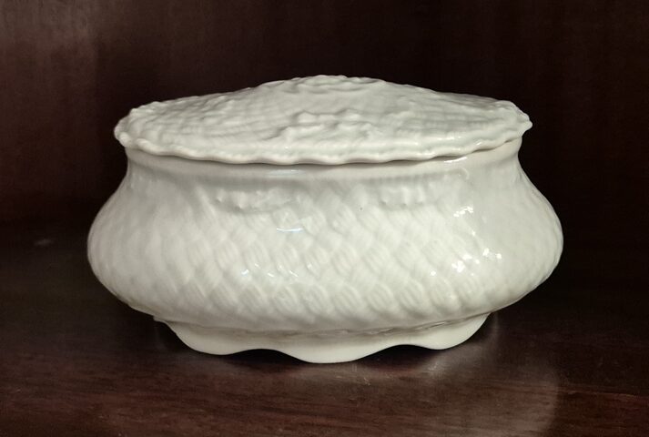Boîte ovale en porcelaine de Limoges – à couvercle – décoration