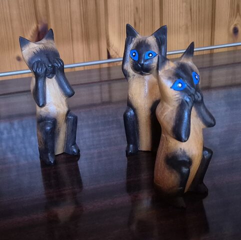 Lot 3 chats siamois sculptés en bois – yeux bleus – artisanat asiatique
