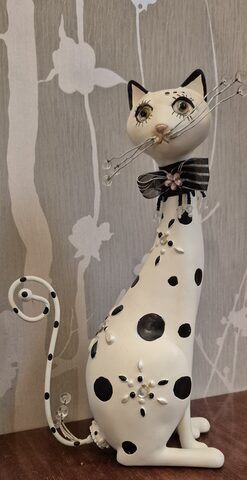 Figurine chat fantaisie blanc à pois noirs – métal – déco originale